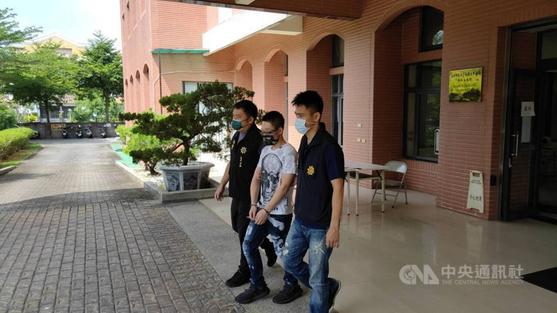 台中市林姓少年等3人27日凌晨開車外出夜遊,劉男(中)在車上拿出槍枝把玩,卻不慎擊發後,擊中坐在駕駛座的林姓少年,警方訊問後將他依法送辦。(翻攝畫面)中央社記者蘇木春傳真 110年9月27日