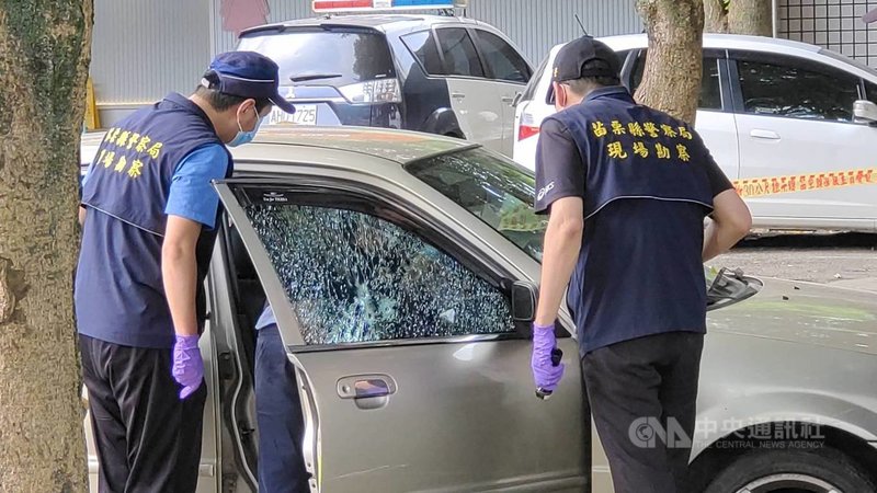 苗栗警方27日在三義交流道附近車亭休息站攔截圍捕一名蘇姓通緝犯,因對方過去有多次拒捕並駕車衝撞員警紀錄,當警方喝令下車,蘇男在駕駛座拒不下車反而突然發動車輛,員警連開7槍,過程中造成蘇男中彈送醫。中央社記者管瑞平攝 110年9月27日