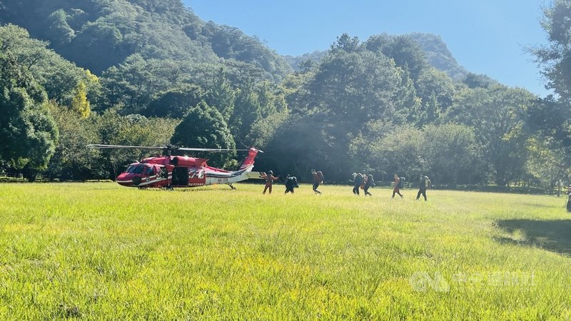 一名鄭姓男子隨隊縱走能高安東軍山,失足滑落碎石邊坡50公尺死亡,救難人員27日從奧萬大搭乘直升機趕往事故現場,協助搬運鄭男遺體。(南投林管處提供)中央社記者蕭博陽南投傳真 110年9月27日