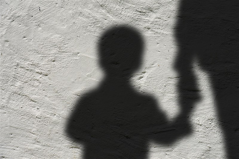 林姓女子將4歲兒子交給沒有保母證照的邱姓女子照顧,接回發現兒子生殖器有開放性傷口,邱女和黃姓男友25日被移送法辦。(示意圖/圖取自Pixabay圖庫)