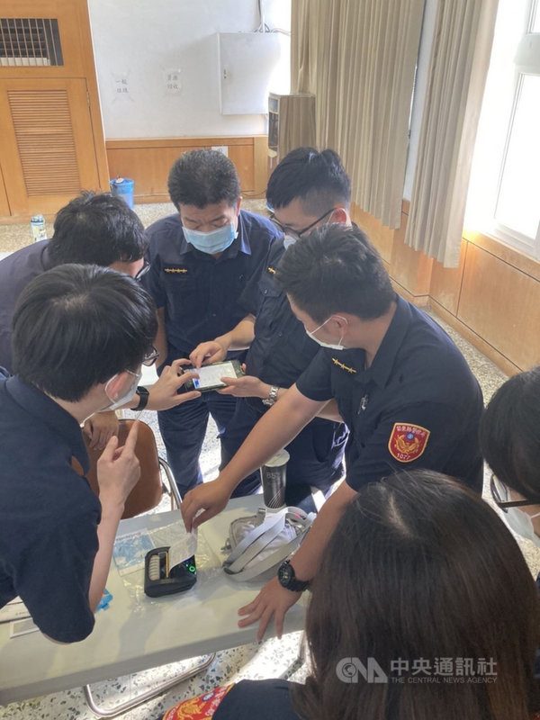苗栗縣警察局購入75台藍芽行動印表機,配發至各單位供同仁使用,並舉辦電子舉發違規系統講習,參加員警都表示,「很方便、很貼心」,往後舉發交通違規製單也可以減少不必要糾紛。(警方提供)中央社記者管瑞平傳真 110年9月27日