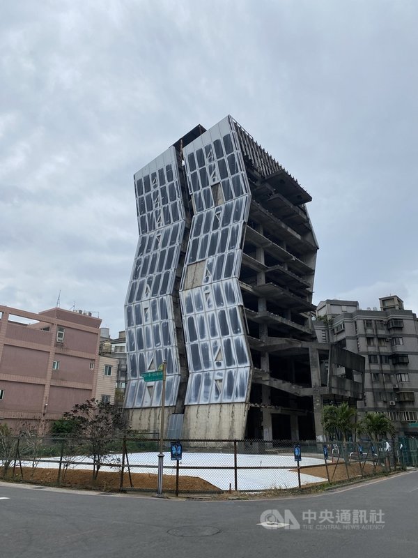 新北市林口區「閃電屋」荒廢20多年,近期終於拆除完成,解決地方居民環境衛生及安全隱憂。(工務局提供)中央社記者王鴻國傳真 110年9月27日