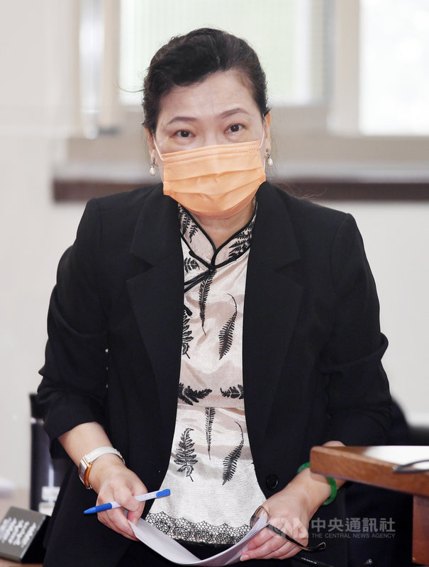 立法院經濟委員會27日邀請經濟部長王美花(圖)就「加入CPTPP對台灣產業的衝擊-定位、時程規劃與因應」報告。王美花表示,農業、內銷整車的零組件產業、食品加工業受到衝擊較大,車燈、碰撞件等產品已外銷,較不受影響。中央社記者施宗暉攝 110年9月27日