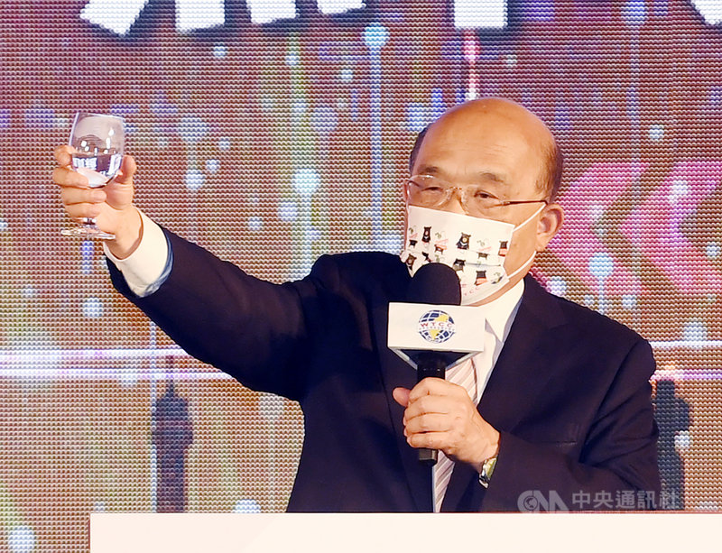 「世界台灣商會聯合總會第27屆年會暨第3次理監事聯席會議」僑務委員會晚宴28日在台北圓山大飯店舉行,行政院長蘇貞昌出席致詞並向與會台商敬酒致意。中央社記者施宗暉攝 110年9月28日
