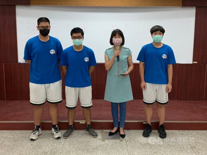 台東高中學生李英康(左1)、洪仲達 (左2)、張啟航(右1)等人參加2021全國高中物理探究實作競賽勇奪金牌,接受校長蔡美瑤(右2)表揚。(台東高中提供)中央社記者盧太城台東傳真 110年9月28日