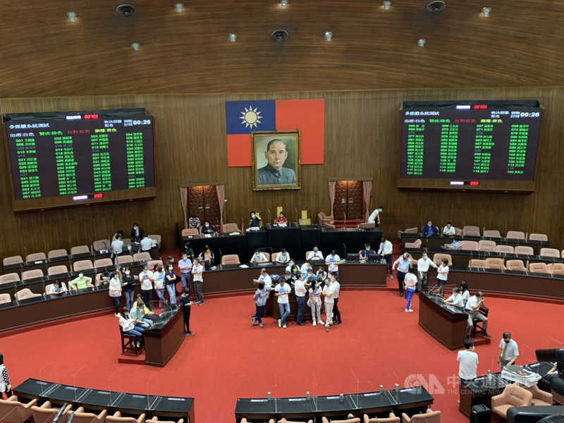 為確保行政院長蘇貞昌施政報告順利,民進黨團成員昨天晚上在議場輪值,不過國民黨團清晨拂曉突襲議場大門;議場大門上午7時開啟後,朝野立委衝進議場,衝突一觸即發。中央社記者郭建伸攝 110年9月28日