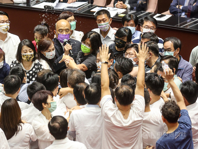 行政院長蘇貞昌(左,紫色口罩者)28日再度受邀到立法院進行施政報告並備質詢,朝野立委爆發推擠衝突,蘇貞昌一度遭國民黨立委鄭正鈐(右下)持水瓶潑水。中央社記者鄭清元攝 110年9月28日