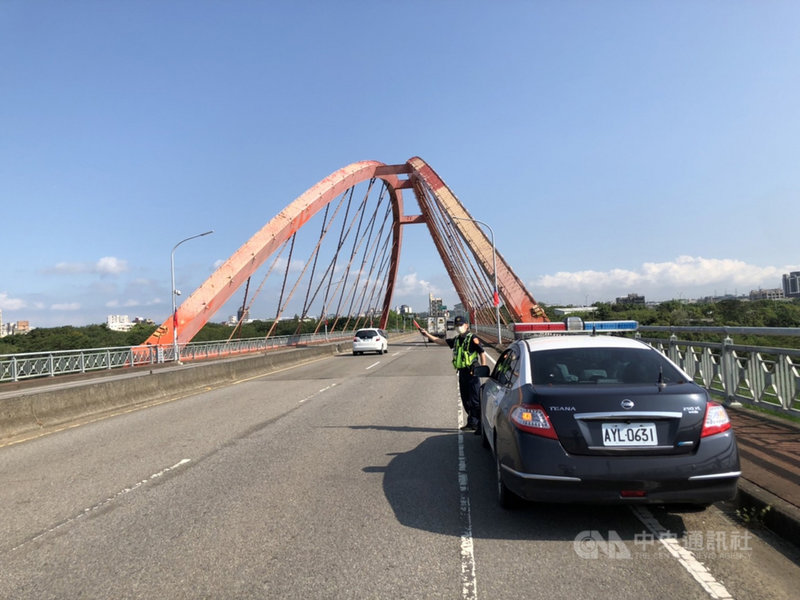 苗栗縣警察局交通隊28日指出,縣內頭份大橋經檢測出現劣化,於5月禁止大型車輛通行,但截至24日仍取締37件違規行駛,提醒大型車輛駕駛人務必遵守車輛限重通行規定,維護交通安全用路環境。(警方提供)中央社記者管瑞平傳真 110年9月28日