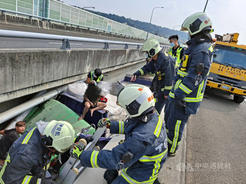 國道1號南下189公里處28日上午發生一輛大貨車自撞,暴衝卡在王田交流道分離橋事故,消防局獲報派遣人車前往救援。(民眾提供)中央社記者趙麗妍傳真 110年9月28日