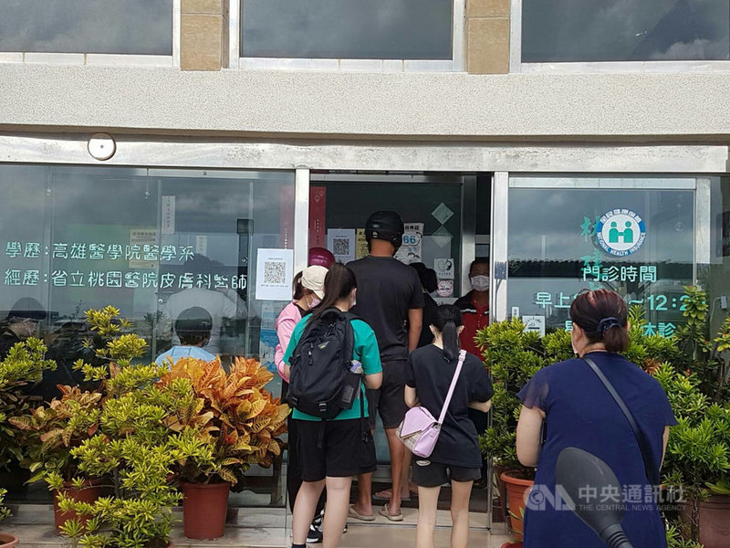 澎湖民眾發生皮膚紅腫發癢等症狀,澎湖衛生局表示,經醫師診斷為刺激性的接觸性皮膚炎,澎湖公私立醫療院所28日湧入眾多看診民眾。中央社 110年9月28日