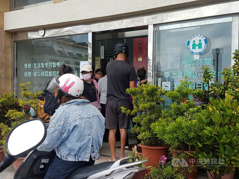 澎湖民眾發生皮膚紅腫發癢等症狀,眾多民眾湧入診所看診,澎湖縣衛生局28日委託部立澎湖醫院協助,適時派請慈濟醫院皮膚科醫師張中興看診,調查症狀病源。中央社 110年9月28日