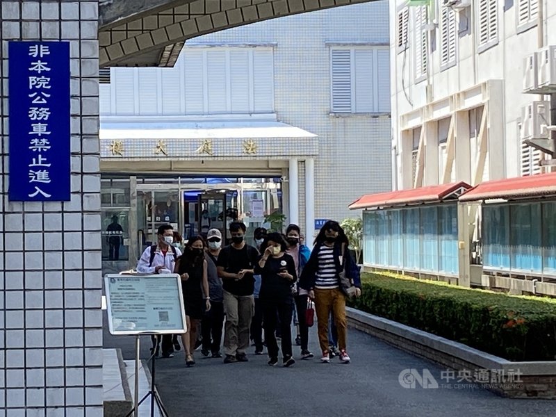 花蓮地方法院審理台鐵408次太魯閣列車事故案，28日開庭針對事故地點的工地監造和工程顧問公司人員釐清相關細節；圖為罹難者家屬庭訊結束後走出法庭。中央社記者李先鳳攝  110年9月28日