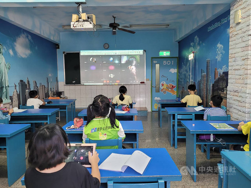 國內疫情穩定趨緩，各行各業陸續鬆綁，但目前補習班仍規定需維持2.25平方公尺空間容留人數限制，讓業者經營困難，有補教團體28日發起連署盼調整，並指出開學已經滿月，學生在校不需維持2.25平方公尺空間，但到補習班卻需受限，認為這樣規定不合理。（民眾提供）中央社記者趙麗妍傳真 110年9月28日