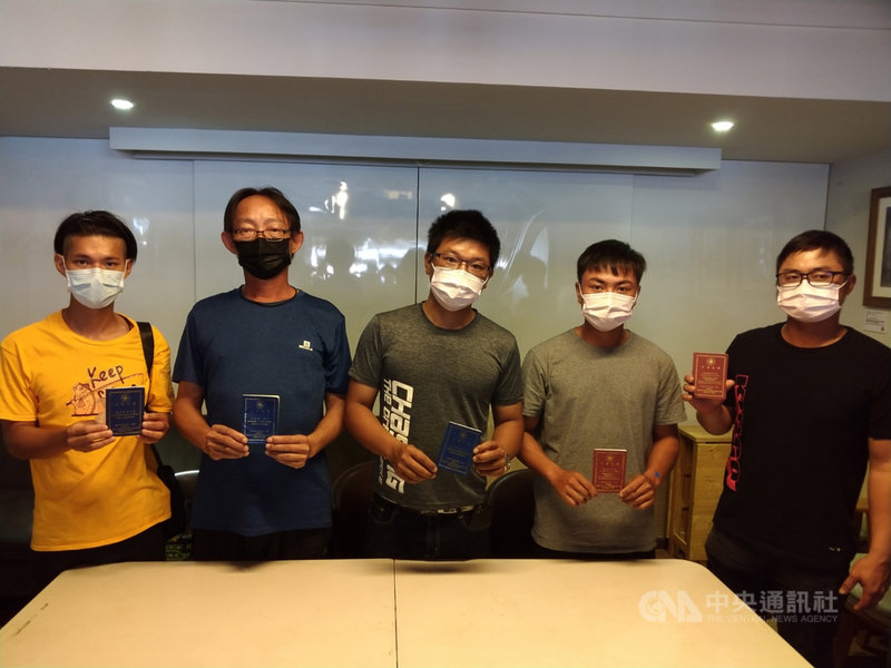 雲林縣沿海漁民28日北上針對媒體「綠能蟑螂大掃蕩」報導中影射他們是「假漁民」表達抗議,並出示船員證,強調自己都是「真漁民」。中央社記者張雄風攝 110年9月28日
