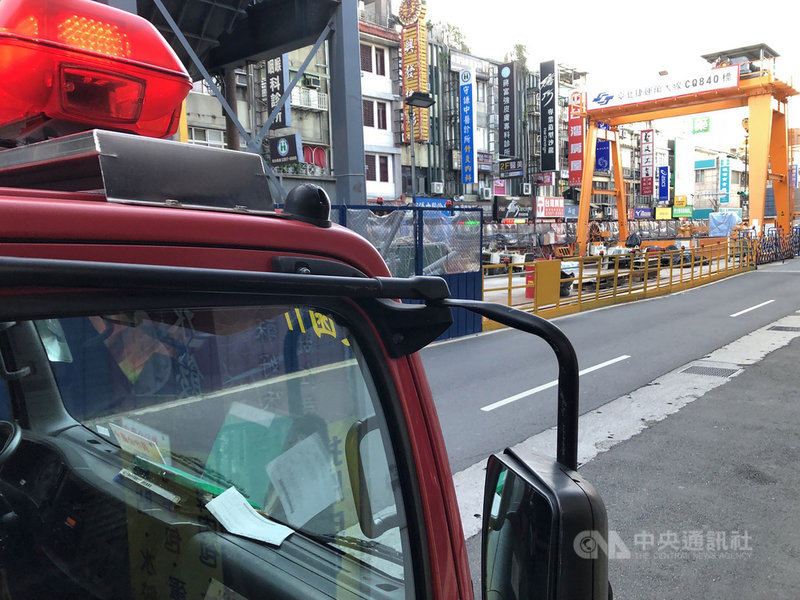 台北市警消28日下午獲報,在捷運萬大線工地內有人受傷,人員到場發現一名約60幾歲男子疑遭潛盾機夾傷,緊急送醫搶救不治;工地現場已停工進行相關調查。(翻攝畫面)中央社記者劉建邦傳真 110年9月28日