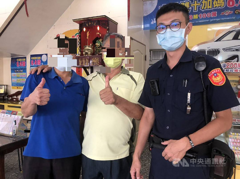彰化縣警察局鹿港分局鹿港派出所警員張宇翔(右)獲報協尋彩券失主,依彩券列印時間調閱監視器比對,找出中獎新台幣百萬元卻誤以為摃龜丟棄彩券的吳姓男子(左),讓吳男好開心。(鹿港警分局提供)中央社記者蕭博陽彰化縣傳真 110年9月28日