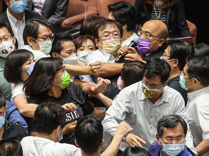 立法院會28日繼續邀請行政院長蘇貞昌(紫色口罩者)進行施政報告並備質詢,蘇貞昌準備上台時,朝野立委爆發推擠衝突,蘇貞昌僅報告10餘秒。中央社記者鄭清元攝 110年9月28日