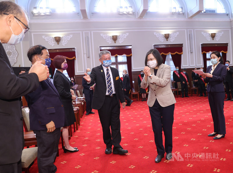 總統蔡英文(前右2)28日接見「國際同濟會台灣總會理監事首席及全國十大傑出農業專家」時表示,今年配合振興五倍券,再一次推出「農遊券」來幫助農民及受到疫情衝擊的農業相關產業,期盼創造更多農村旅遊商機,提高農產品銷售量。中央社記者鄭傑文攝 110年9月28日