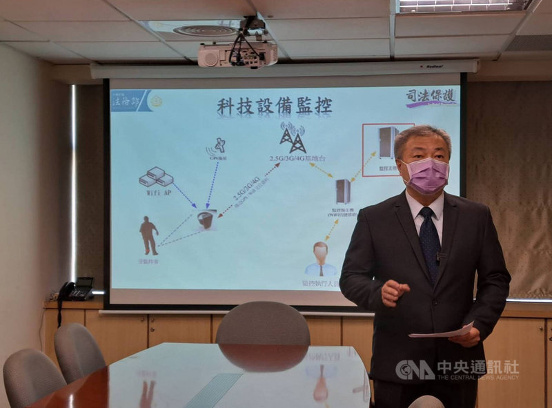 法務部保護司副司長吳怡明(圖)28日表示,性侵假釋犯電子監控系統1月間轉換時,因過載誤發離線120分鐘的假訊號,但此電子監控有分告警系統及監控系統均各自運作,告警誤發時,監控系統仍持續運作中,因此沒有所謂120分鐘離線而未能監控的狀況。(法務部提供)中央社記者劉世怡傳真 110年9月28日