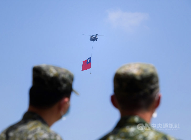 雙十國慶將至,陸軍航特部601旅28日在桃園龍城營區進行預演,由陸軍CH-47重型運輸直升機吊掛18公尺乘12公尺、巨幅的青天白日滿地紅國旗升空。中央社記者王飛華攝 110年9月28日