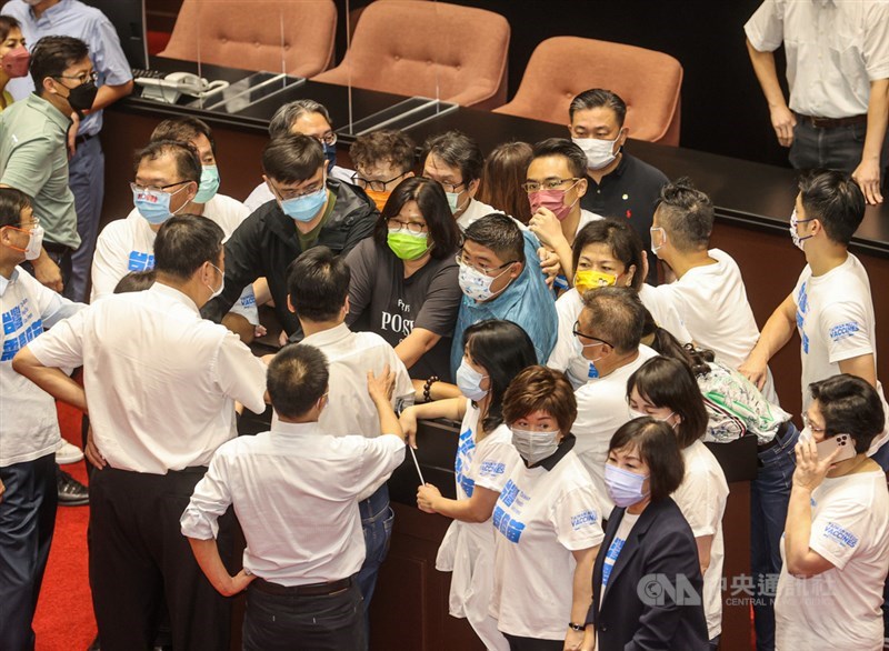 為確保行政院長蘇貞昌28日順利上台施政報告,立法院民進黨團成員27日晚間就在議場門口排隊守夜,一早搶進議場,先占據施政報告位置,但國民黨立委在旁包圍等待,雙方僵持不下。中央社記者鄭清元攝 110年9月28日