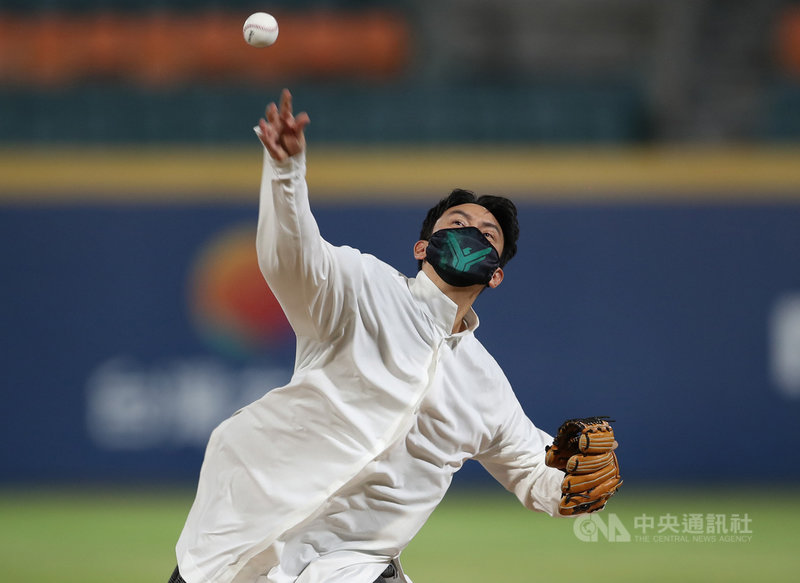 藝人張震28日自備手套、釘鞋到中職開球,投出正中好球、直入捕手手套,他笑說已經3年沒有打球,開球很緊張,「真的踏上投手丘發現,投手丘就是沙丘」,呼應近期的新電影。中央社記者張新偉攝 110年9月28日