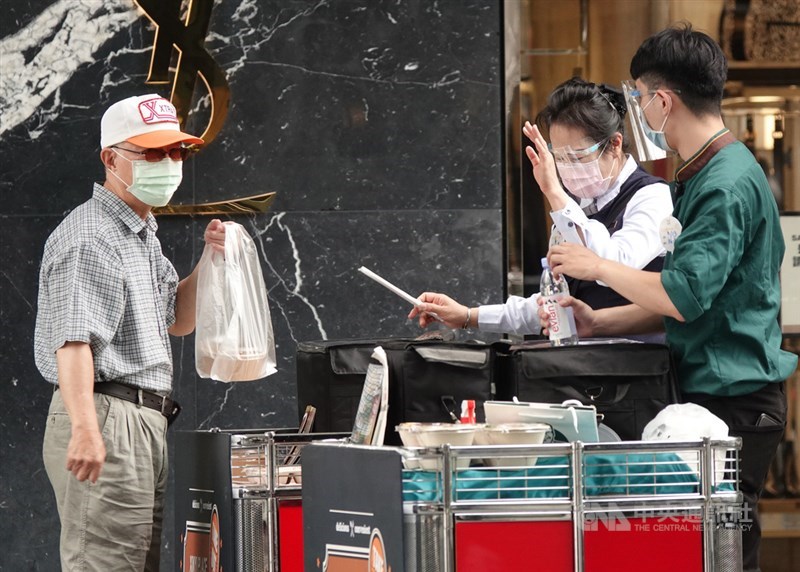 中央流行疫情指揮中心28日宣布,國內新增7例COVID-19確診個案,分別為1例本土病例及6例境外移入。服務業受惠於國內疫情警戒降級,不僅消費場域室內人數上限增加,實體門市人潮也逐步回流。(中央社檔案照片)