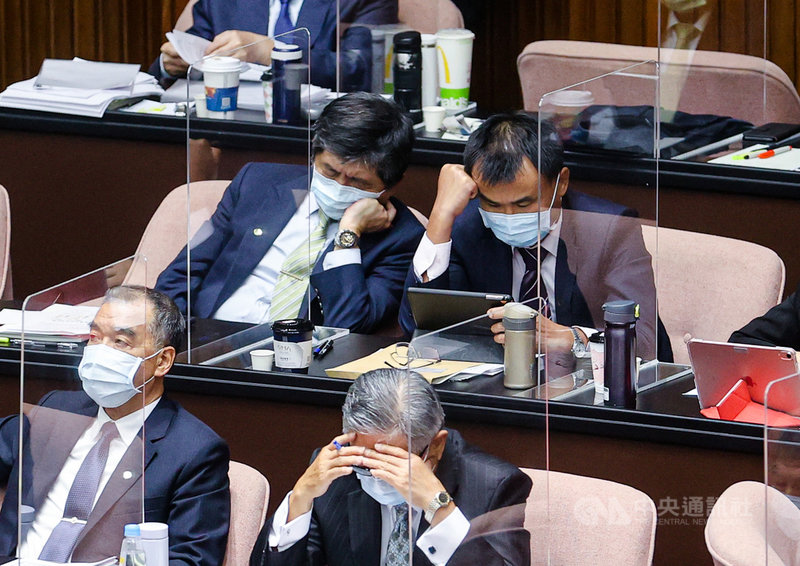 立法院會28日邀請行政院長蘇貞昌進行施政報告並備質詢,朝野立委上午爆發激烈衝突後,擔任院會主席的立法院副院長蔡其昌宣布暫時休息,農委會主委陳吉仲(後右)持平板電腦閱讀,衛福部長陳時中(後左)則閉目養神。中央社記者鄭清元攝 110年9月28日