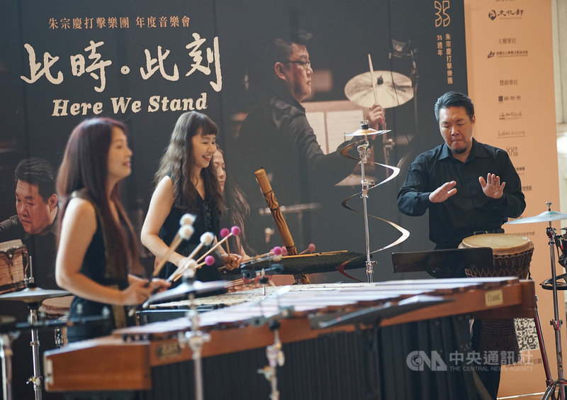 朱宗慶打擊樂團28日在國家戲劇院舉行記者會,宣告10月將推出年度音樂會「此時。此刻」,由4名資深團員領銜,演出4首全新委託打擊樂協奏曲創作。中央社記者裴禛攝 110年9月28日