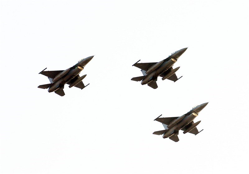 雙十國慶半兵力空中預演28日早晨在總統府前展開,國軍及空勤總隊共出動12型快、慢速機計29架飛越台北上空,圖為F-16V戰機編隊飛行。中央社記者郭日曉攝 110年9月28日