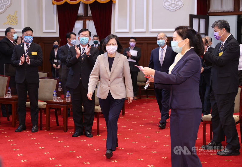 總統蔡英文(中)28日在總統府接見「國際同濟會台灣總會理監事首席及全國十大傑出農業專家」。中央社記者鄭傑文攝 110年9月28日