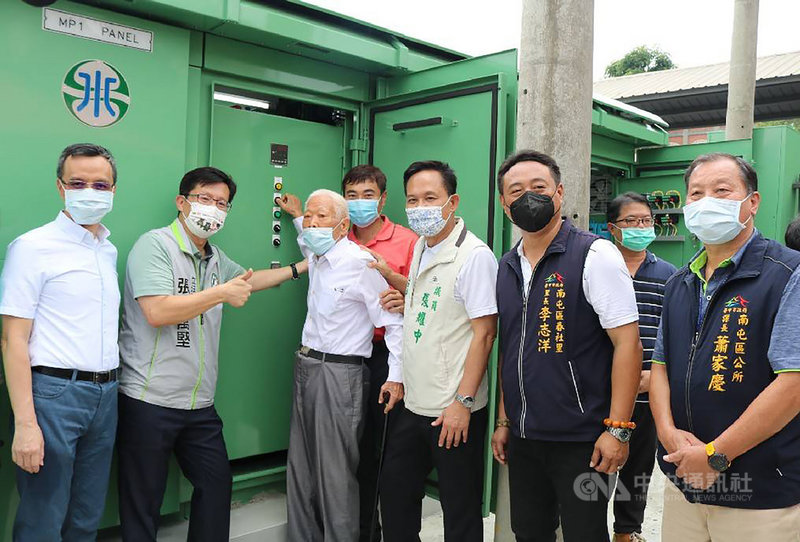 台中市南屯區中台社區數百住戶常受無預警停水之苦,民進黨籍立委張廖萬堅(左2)協調增設加壓站28日啟動。(張廖萬堅服務處提供)中央社記者郝雪卿傳真 110年9月28日