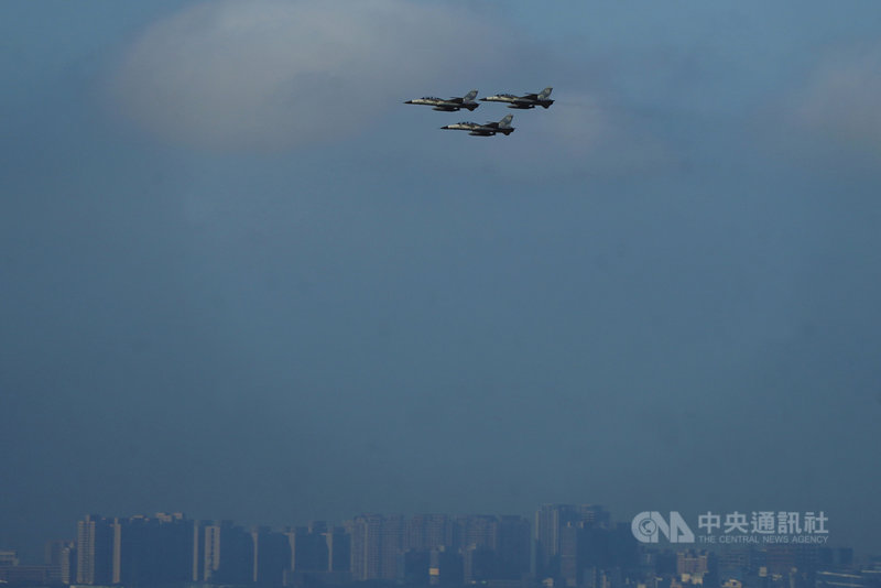 國慶雙十節將至,國軍與內政部空勤總隊28日清晨6時至7時50分進行空中半兵力預演,圖為3架IDF經國號戰機飛越雙北地區。中央社記者徐肇昌攝 110年9月28日
