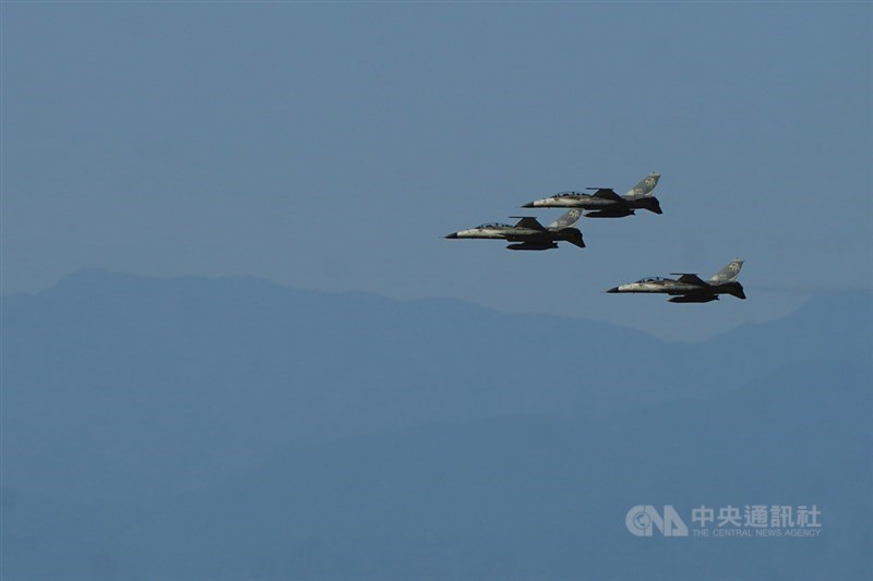 國慶雙十節將至,國軍與內政部空勤總隊28日清晨6時至7時50分進行空中半兵力預演,圖為3架IDF戰機飛越北市上空。中央社記者徐肇昌攝 110年9月28日