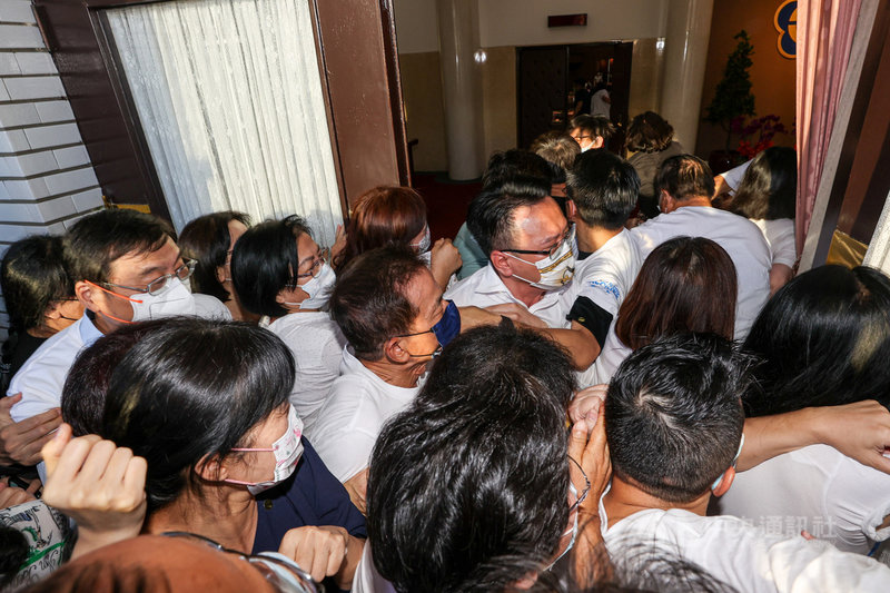 立法院會28日繼續邀請行政院長蘇貞昌進行施政報告並備質詢,接近上午7時,國民黨與民進黨立委已在議場大門外準備就緒,待議事人員開門後,立委爭相衝進議場。中央社記者鄭清元攝 110年9月28日