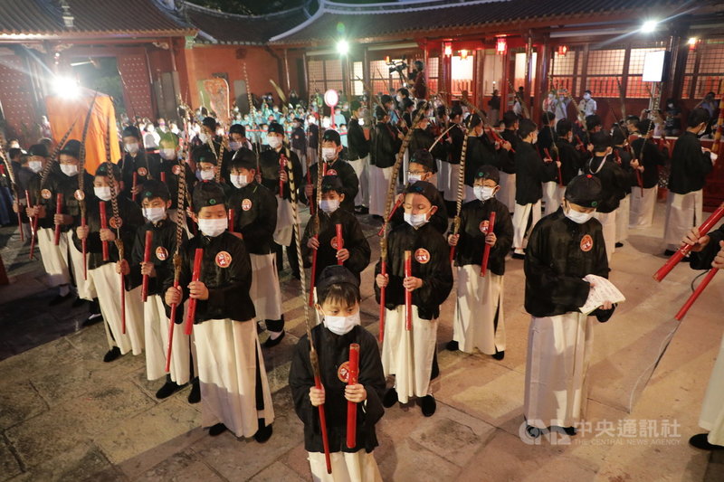 全台首學台南孔廟28日祭孔,天色未亮時,就由忠義國小學生在大成殿前跳著六佾舞,場面隆重。中央社記者張榮祥台南攝 110年9月28日