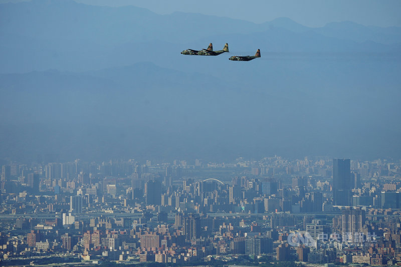 雙十國慶半兵力空中預演28日早晨在總統府前展開,國軍及空勤總隊共出動12型快、慢速機計29架飛越台北上空,圖為C-130運輸機飛往台北市區預演。中央社記者徐肇昌攝 110年9月28日