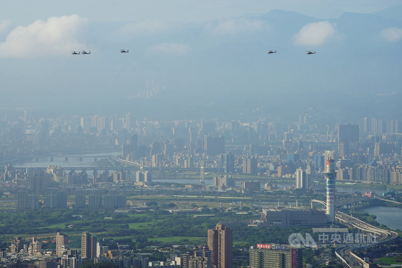 民國110年雙十國慶逢10擴大慶祝,國軍與內政部空勤總隊28日清晨6時至7時50分實施空中半兵力預演,共出動12型快、慢速機計29架飛越總統府上空,多架旋翼機通過雙北地區進行預演。中央社記者徐肇昌攝 110年9月28日