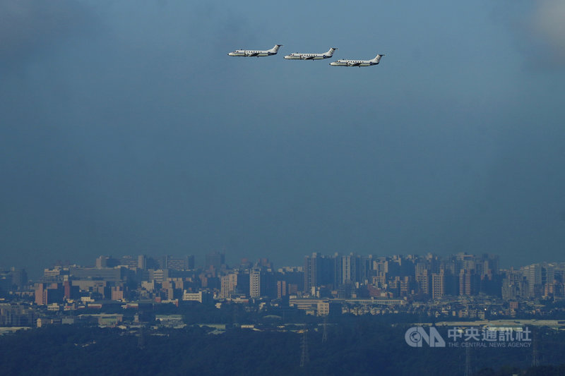 國慶雙十節將至,國軍與內政部空勤總隊28日清晨6時至7時50分進行空中半兵力預演,圖為B-1900編隊飛越台北市區的上空。中央社記者徐肇昌攝 110年9月28日
