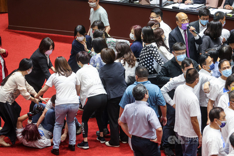 立法院會28日繼續邀請行政院長蘇貞昌(右,紫色口罩者)進行施政報告並備質詢,國民黨立委試圖阻擋,杯葛蘇貞昌上台,與民進黨立委爆發推擠衝突。中央社記者鄭清元攝 110年9月28日