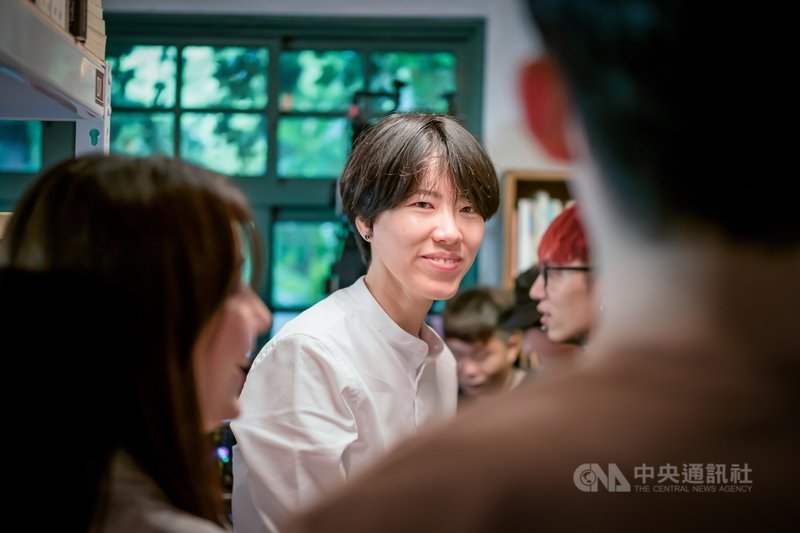 台灣首部音樂劇授權改編的網劇「不讀書俱樂部」,入圍釜山影展亞洲內容獎最佳短劇/網劇獎,由劉亞菱(中)擔綱編導。(三和娛樂、myVideo提供)中央社記者葉冠吟傳真 110年9月28日