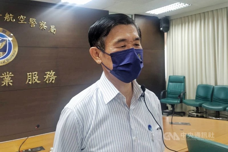桃機航空警察局X光機採購疑爆弊案,桃檢27日漏夜偵訊後,向桃園地院聲請羈押承辦的陳姓警務正及蔡姓廠商,林姓安檢隊長以新台幣10萬元交保,其餘12人請回。圖為航空警察局副局長余一縣28日說明偵辦進度。中央社記者吳睿騏桃園攝 110年9月28日