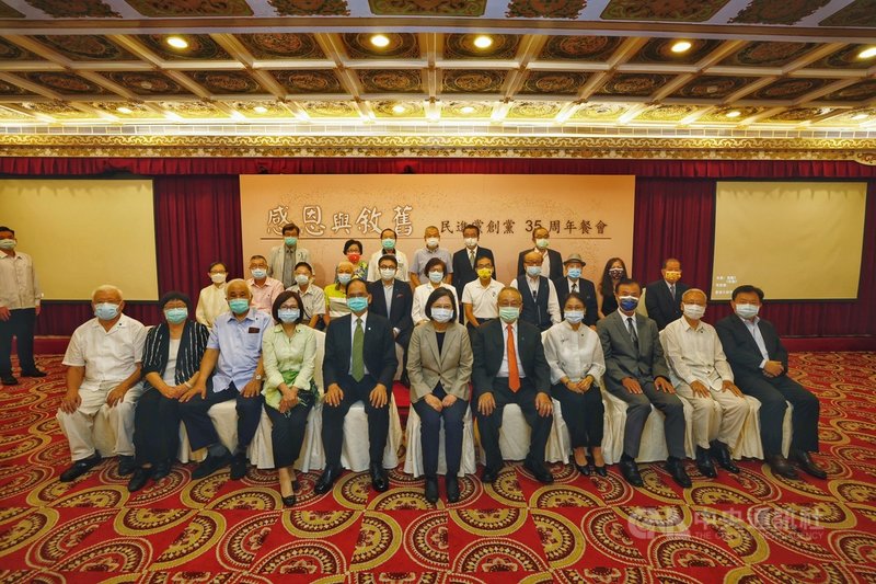 民進黨主席蔡英文(前排中)28日出席「民進黨創黨35週年餐會」,親自到場向民主前輩致意,她也時時刻刻提醒自己,「民主進步黨這塊招牌是有重量的」。(民進黨提供)中央社記者葉素萍傳真 110年9月28日