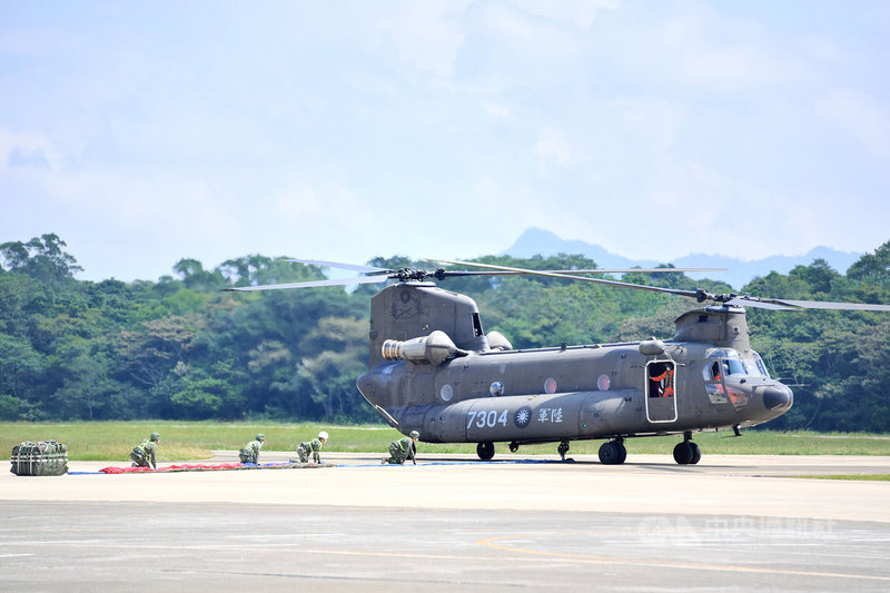 陸軍航空特戰指揮部28日在桃園龍城營區,對外公開雙十節國慶大會CH-47運輸直升機吊掛國旗作業過程,地勤作業人員協力設置18公尺乘12公尺巨幅國旗。中央社記者王飛華攝 110年9月28日