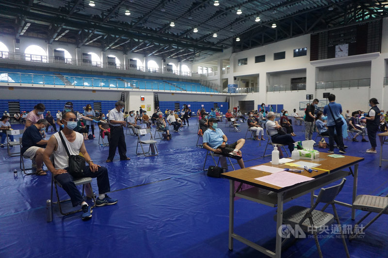 金門縣政府28日宣布,將於10月2、3日開設大型接種站,為縣籍65至74歲及具原住民身分55至64歲以上,且已接種第一劑莫德納疫苗間隔滿10週以上長者,施打莫德納第二劑。圖為110年7月2日民眾於接種站施打疫苗情形。中央社記者黃慧敏攝 110年9月28日