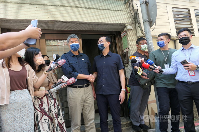 國民黨主席當選人朱立倫(右4)28日拜會孫文學校總校長張亞中(右5)。 中央社記者王承中攝 110年9月28日