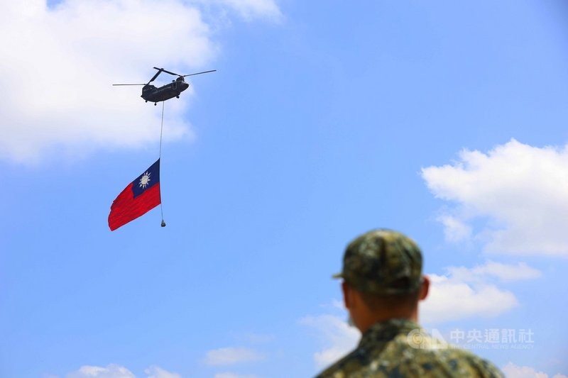 陸軍CH-47運輸直升機28日上午於龍潭航空特戰601旅演練吊掛巨幅國旗。中央社記者游凱翔攝 110年9月28日