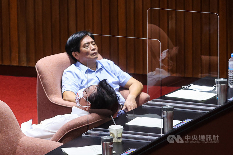 朝野立委28日在行政院長蘇貞昌的施政報告時爆發數波推擠衝突後,擔任院會主席的立法院副院長蔡其昌宣布院會休息,議事再度空轉,民進黨立委吳琪銘(後)、郭國文(前)在空檔中稍作休息。中央社記者鄭清元攝 110年9月28日