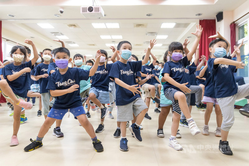 雲門舞集「舞蹈蒲公英計畫」由3到4人的輕巧編制,深入全台特殊、極度偏遠學校,讓學生近距離體驗舞蹈文化,日前前進馬祖北竿塘岐國小示範演出,迴響熱烈。(雲門舞集提供) 中央社記者趙靜瑜傳真 110年9月28日