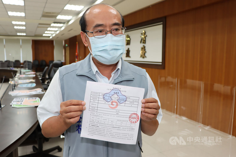 苗栗縣長徐耀昌率縣府主管參加客語能力初級認證,身為泰雅族原住民的縣府秘書陳世省(圖)也高分過關,他並鼓勵大家也多學習原住民語,有助增加各族群間的認識與融合。(苗栗縣政府提供)中央社記者管瑞平傳真 110年9月28日
